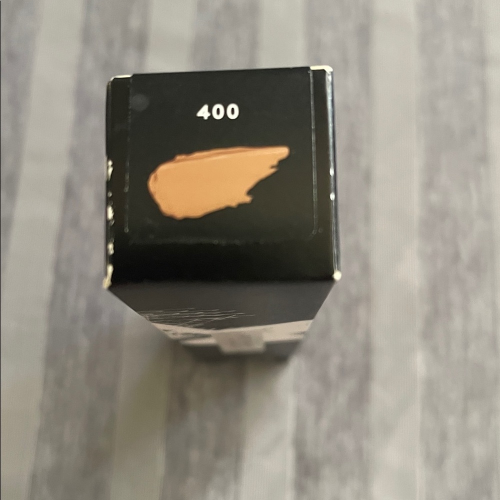 Fenty 400 Pro Filt’r Hydrating Longwear Foundation - Picture 3 of 5
